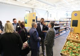 29 de abril de 2022: El senador Brewster asiste al corte de cinta de The Market, una nueva despensa de alimentos del Greater Pittsburgh Community Food Bank.