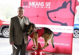 26 de abril de 2022: El senador Jim Brewster organizó una sesión informativa GRATUITA sobre adiestramiento de mascotas en Renziehausen Par, donde los propietarios de perros adquirieron conocimientos sobre adiestramiento de la mano de adiestradores profesionales.