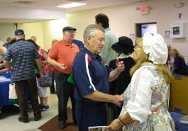 8 de septiembre de 2023: El senador Jim Brewster organiza la Exposición anual sobre bienestar y seguridad de las personas mayores.