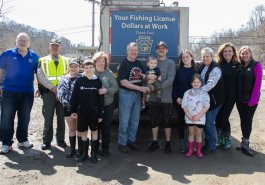30 de marzo de 2022: El Senador Brewster se unió a los empleados de la Comisión de Caza y Pesca, así como a voluntarios locales para repoblar de truchas Long Run en White Oak, Condado de Allegheny.