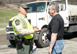 30 de marzo de 2022: El Senador Brewster se unió a los empleados de la Comisión de Caza y Pesca, así como a voluntarios locales para repoblar de truchas Long Run en White Oak, Condado de Allegheny.
